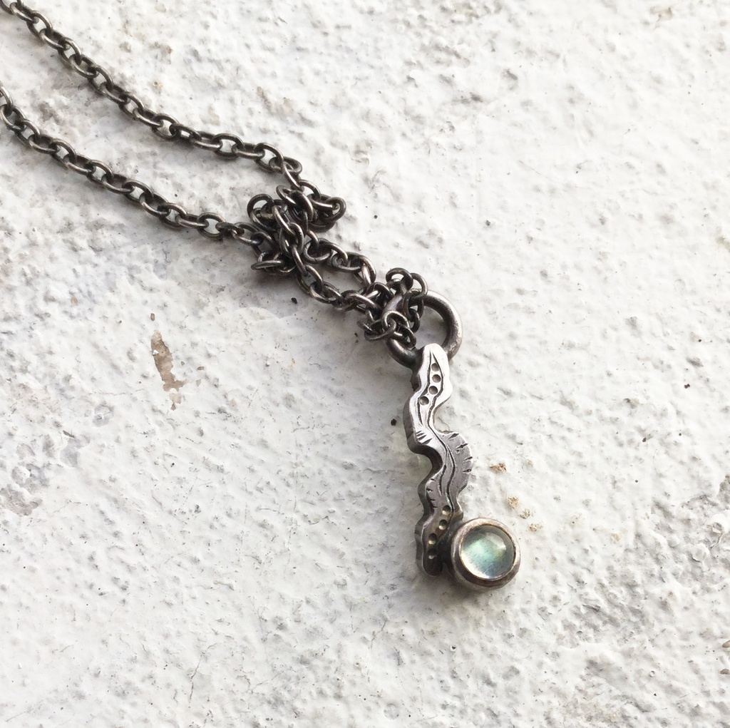 うごめきプチネックレス ラブラドライト2