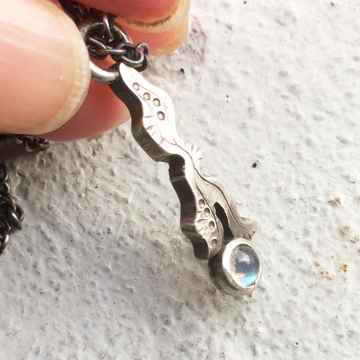 うごめきプチネックレス ラブラドライト3