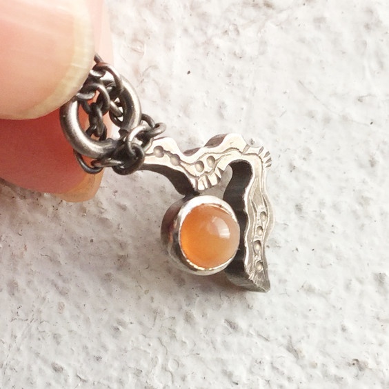 うごめきプチネックレス オレンジムーンストーン