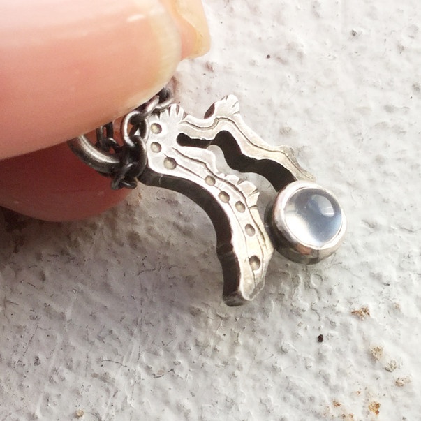 うごめきプチネックレス ムーンストーン