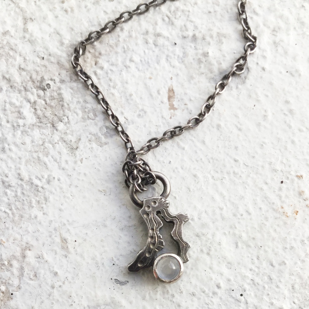 うごめきプチネックレス　ムーンストーン