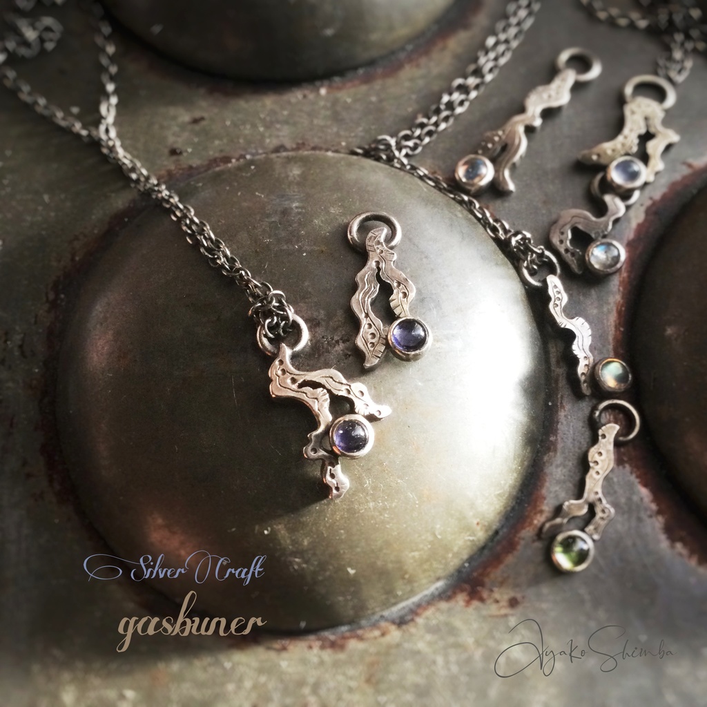 うごめきプチネックレス アイオライト