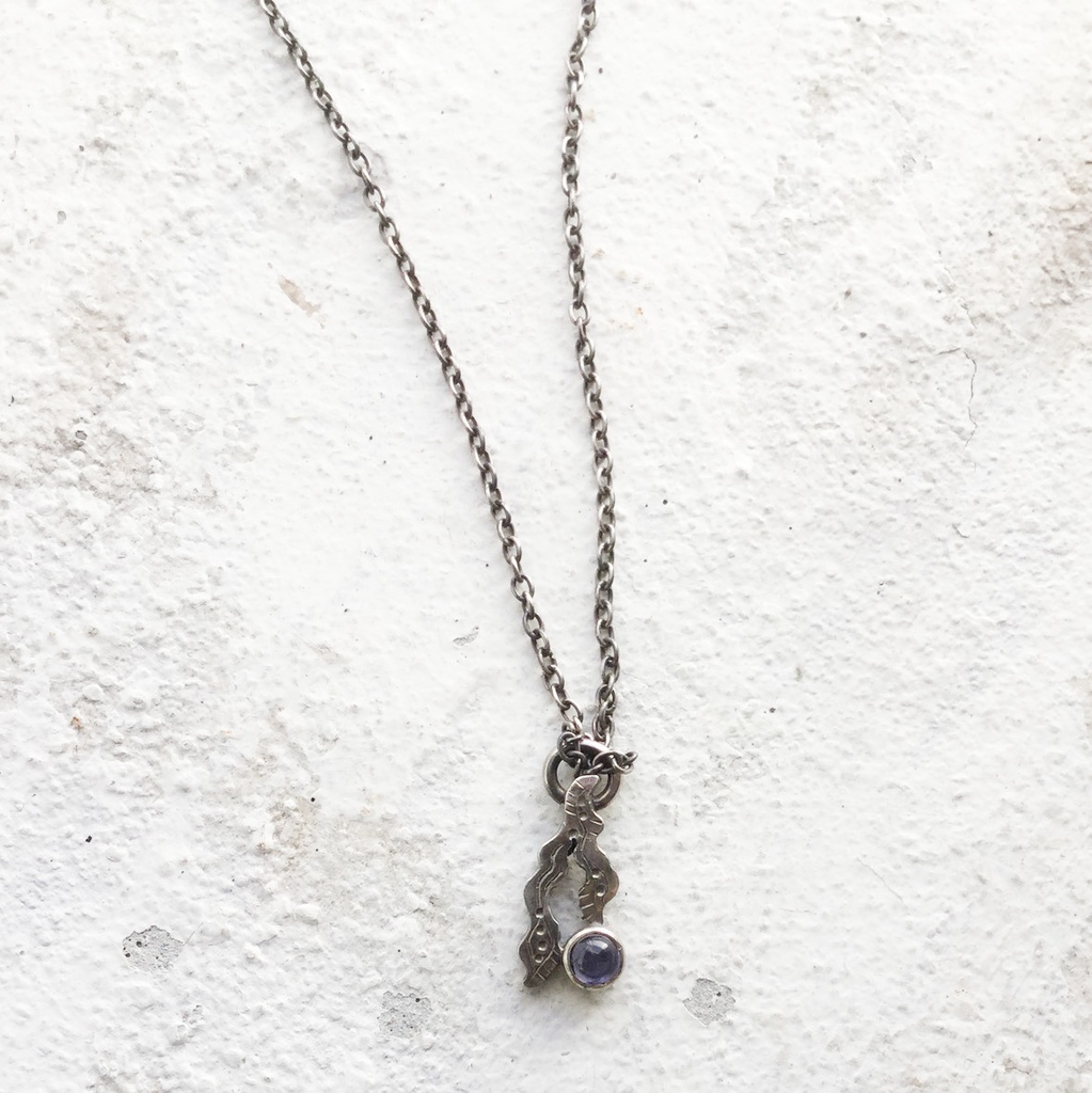 うごめきプチネックレス アイオライト