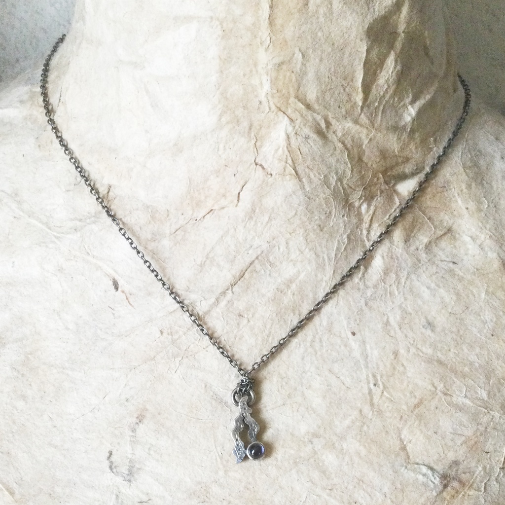 うごめきプチネックレス アイオライト