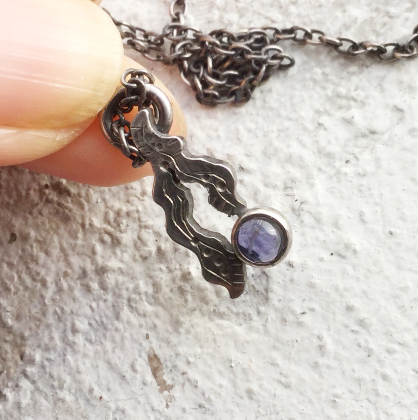 うごめきプチネックレス アイオライト