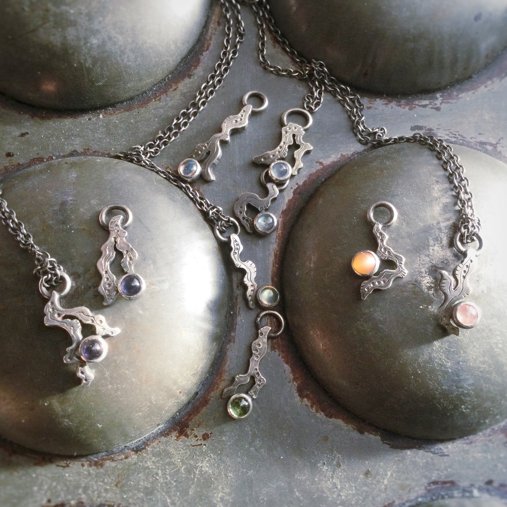 うごめきプチネックレス アイオライト2