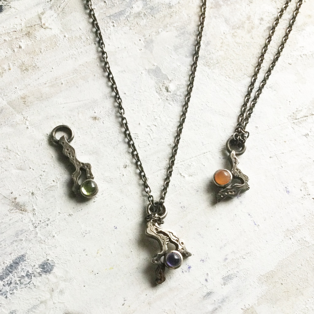 うごめきプチネックレス アイオライト2