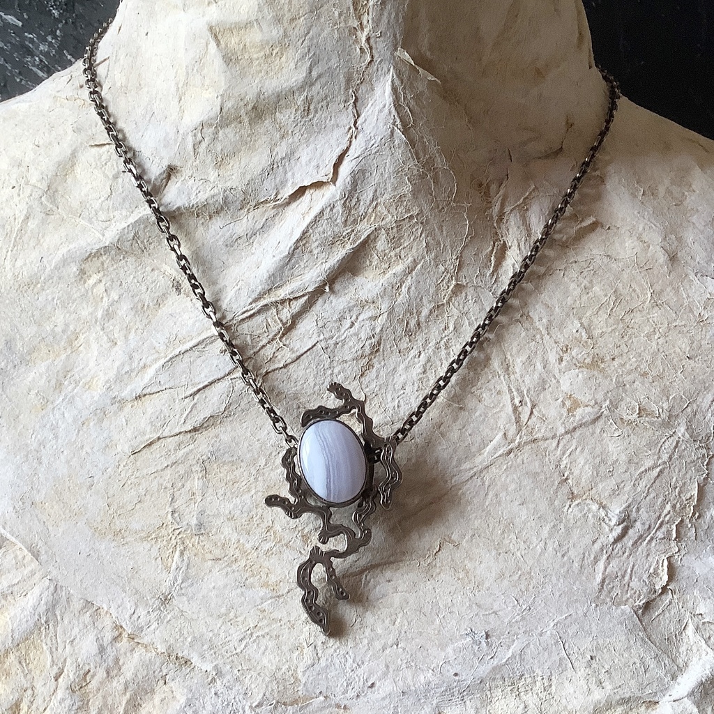 うごめき ブルーレース ネックレス