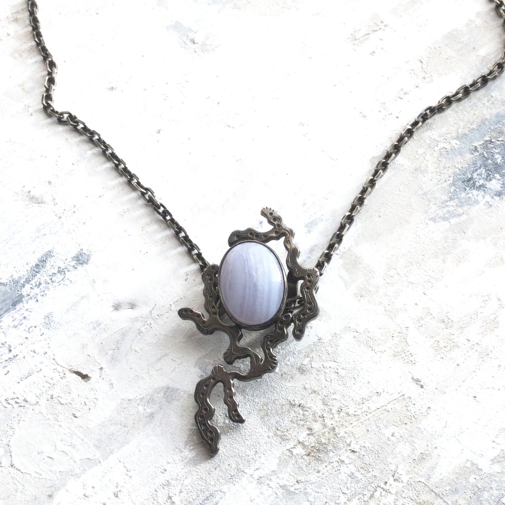 うごめき ブルーレース ネックレス