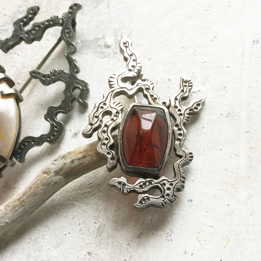 うごめきブローチ チェリーアンバー