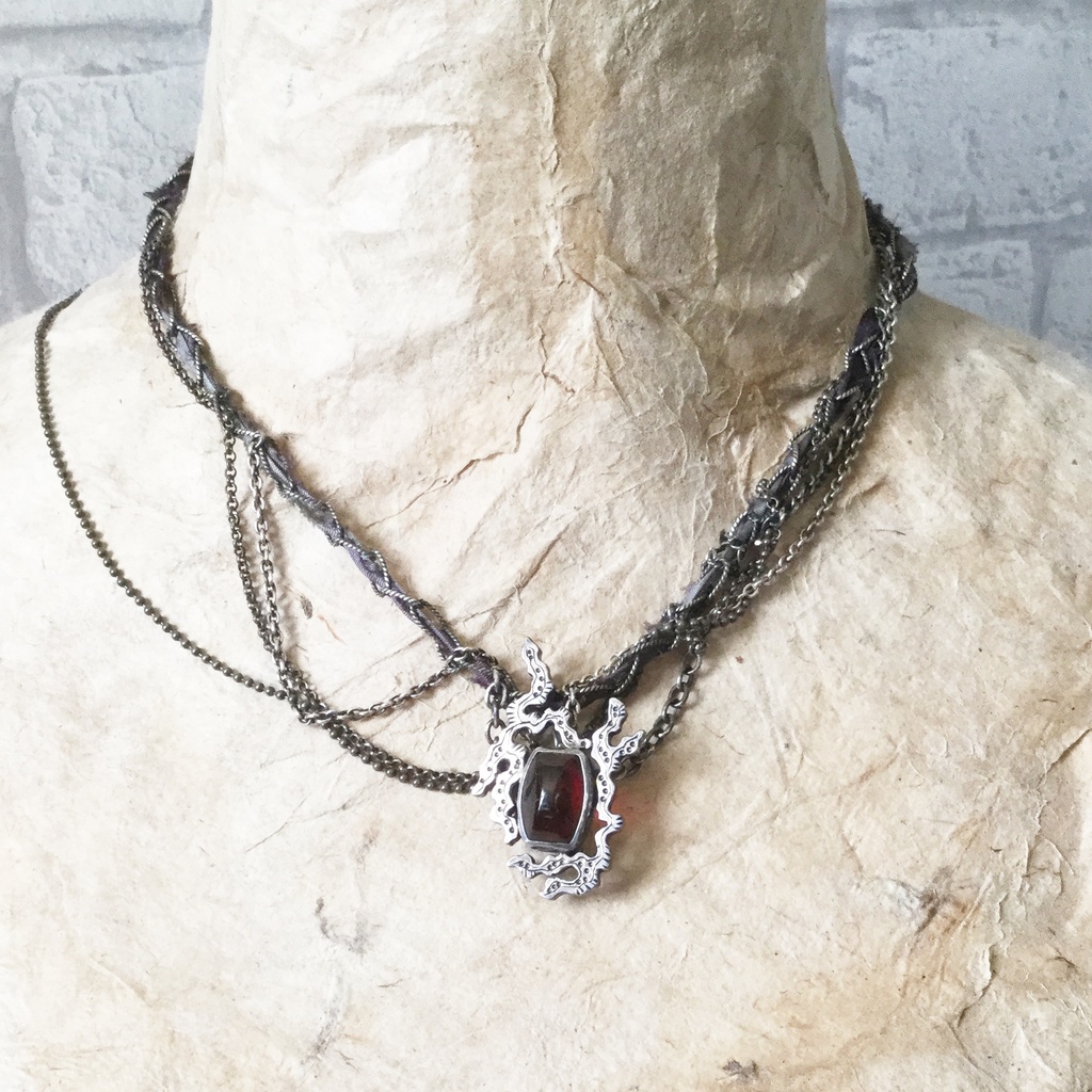 うごめきブローチ チェリーアンバー