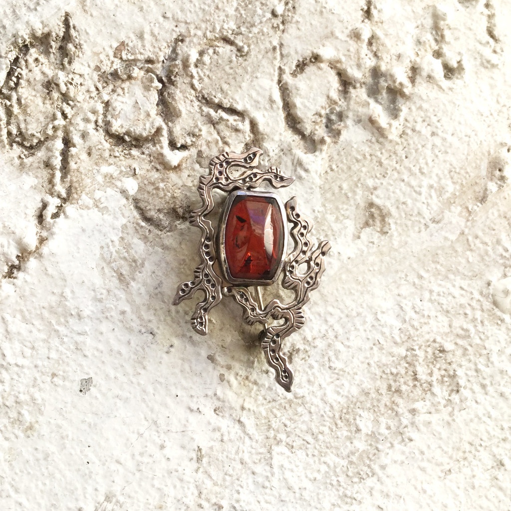 うごめきブローチ チェリーアンバー