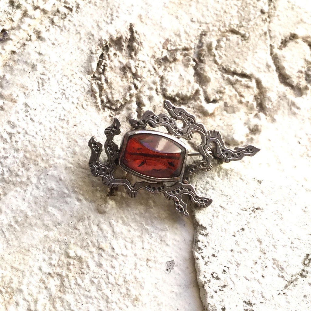 うごめきブローチ チェリーアンバー