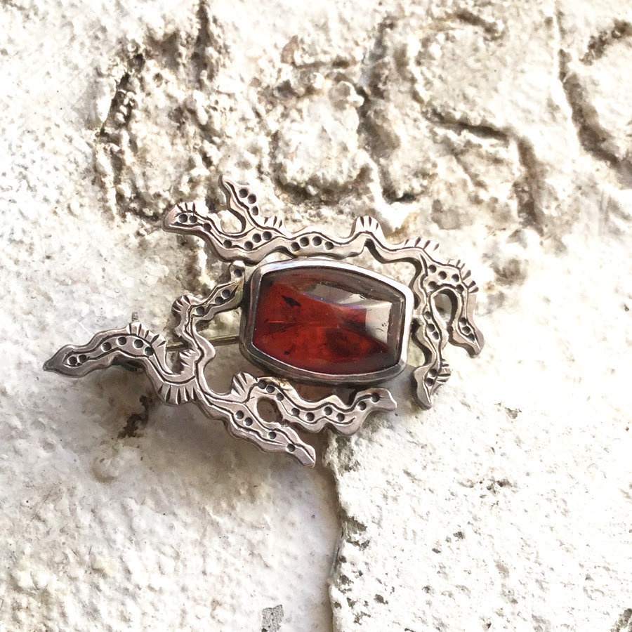 うごめきブローチ チェリーアンバー