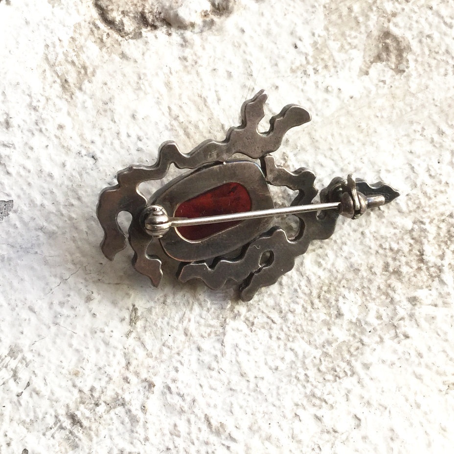 うごめきブローチ チェリーアンバー