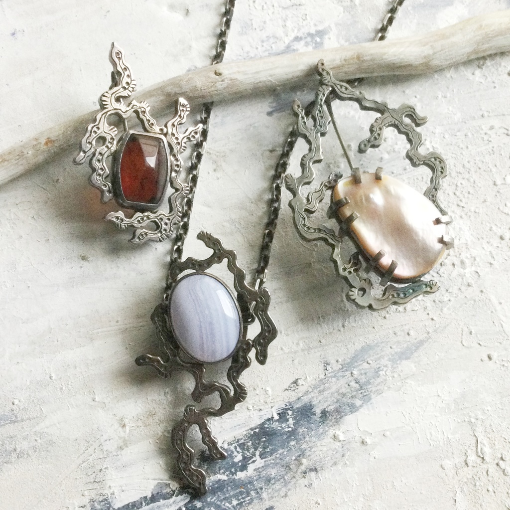 うごめきブローチ マザーオブパール