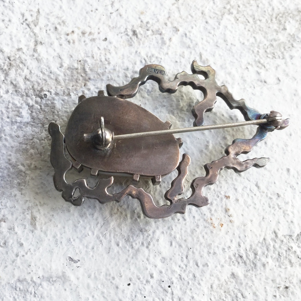 うごめきブローチ マザーオブパール