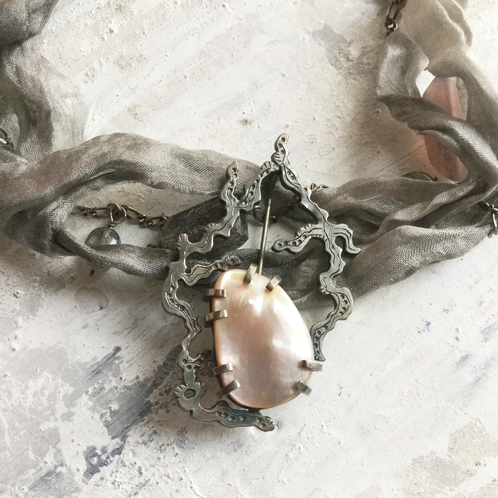 うごめきブローチ マザーオブパール