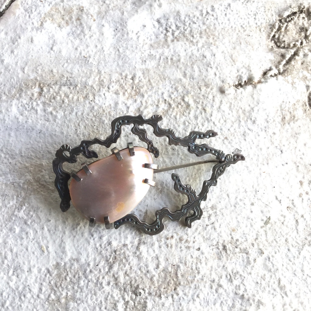 うごめきブローチ マザーオブパール