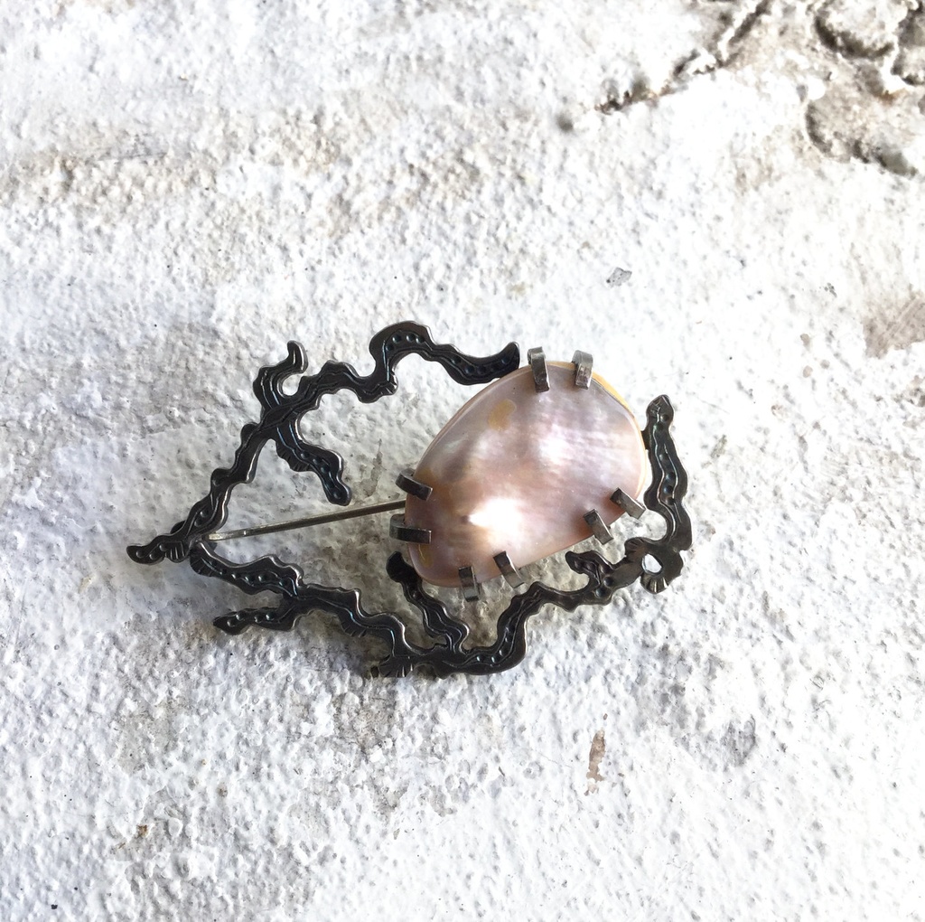 うごめきブローチ マザーオブパール