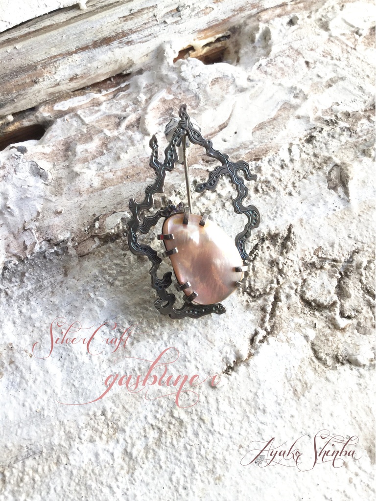 うごめきブローチ マザーオブパール