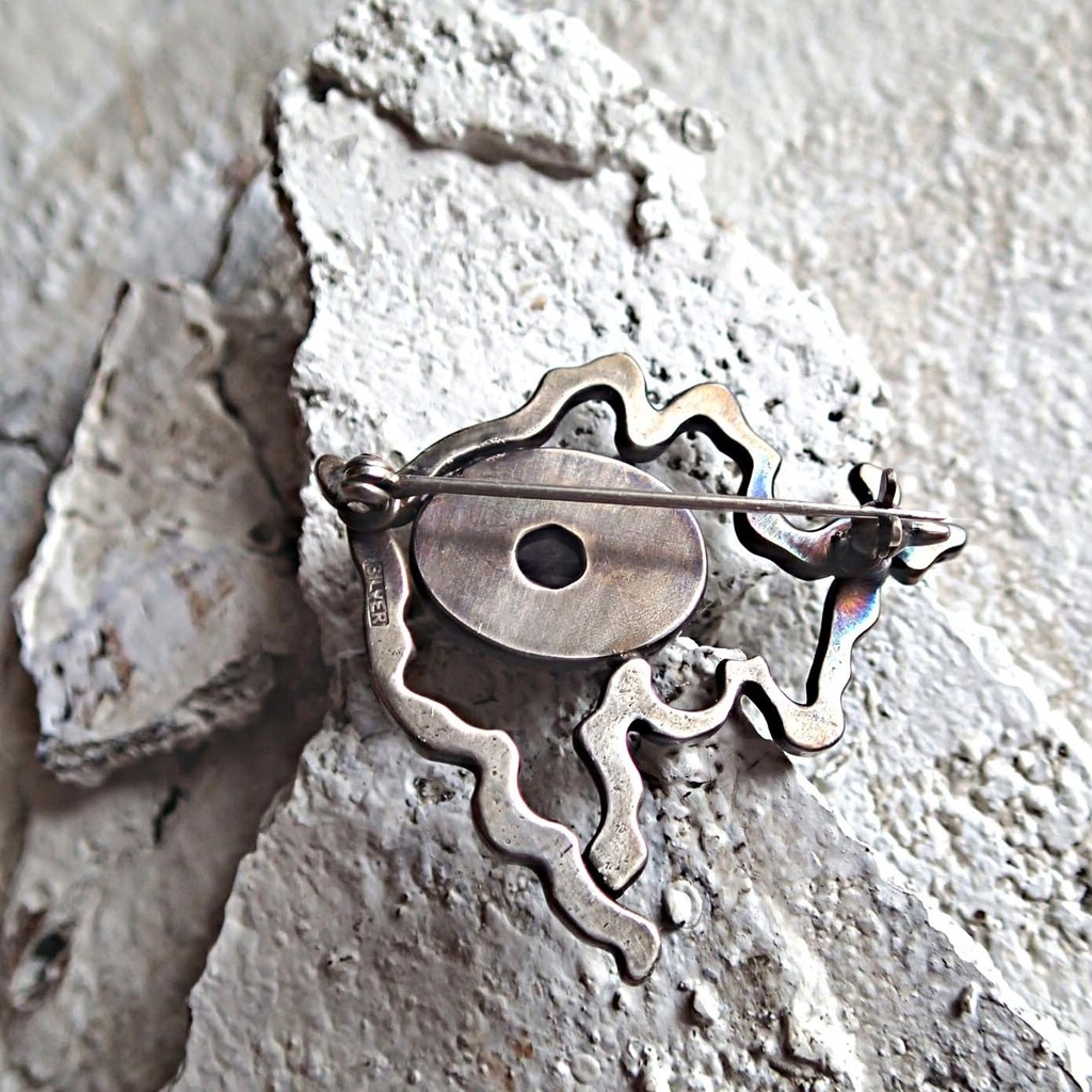 うごめき鎚目ブローチ アメジスト