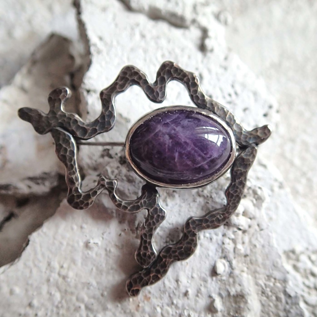 うごめき鎚目ブローチ アメジスト
