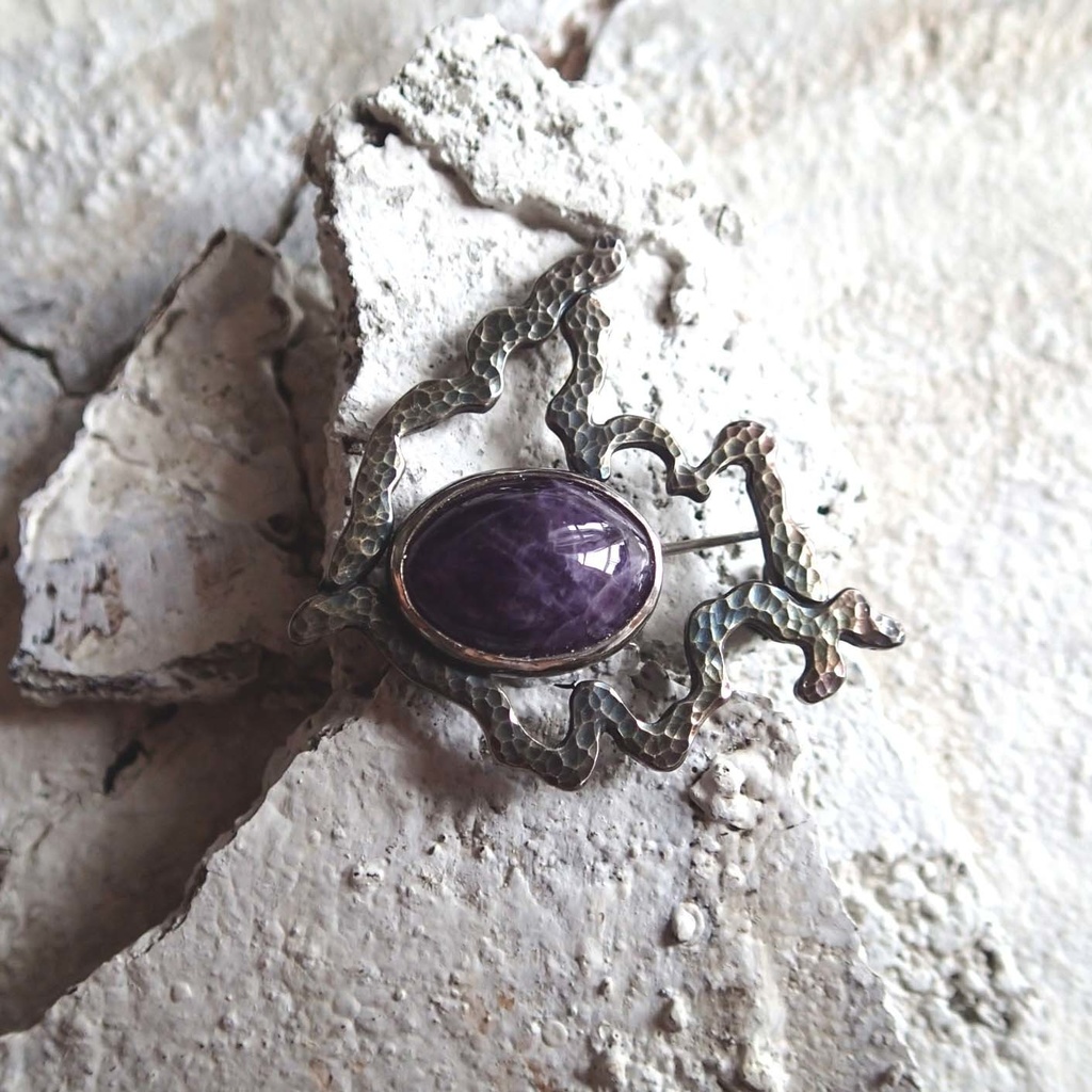 うごめき鎚目ブローチ アメジスト
