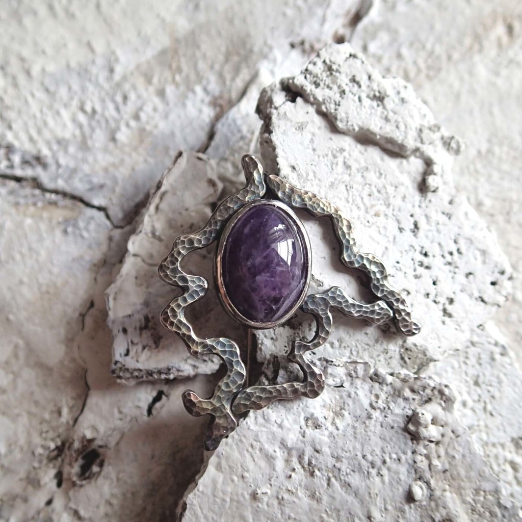 うごめき鎚目ブローチ アメジスト