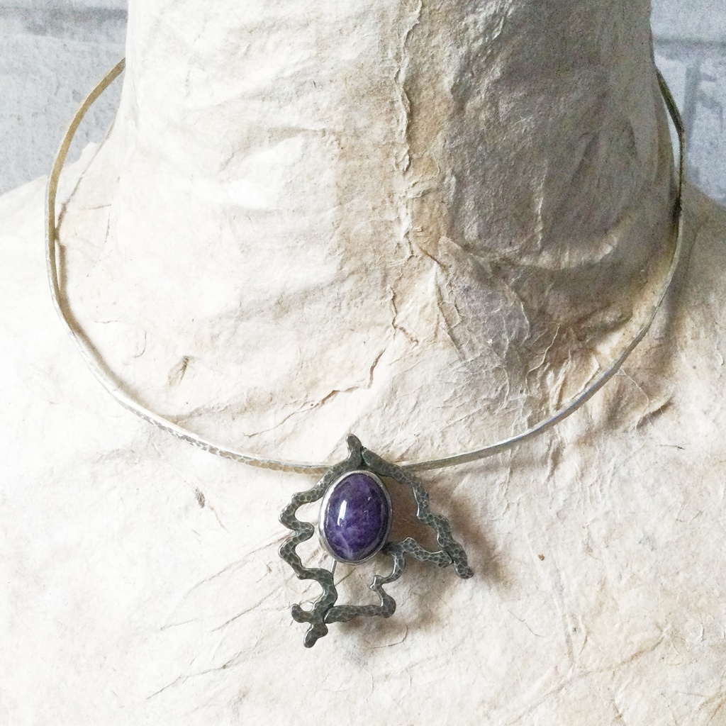 うごめき鎚目ブローチ アメジスト