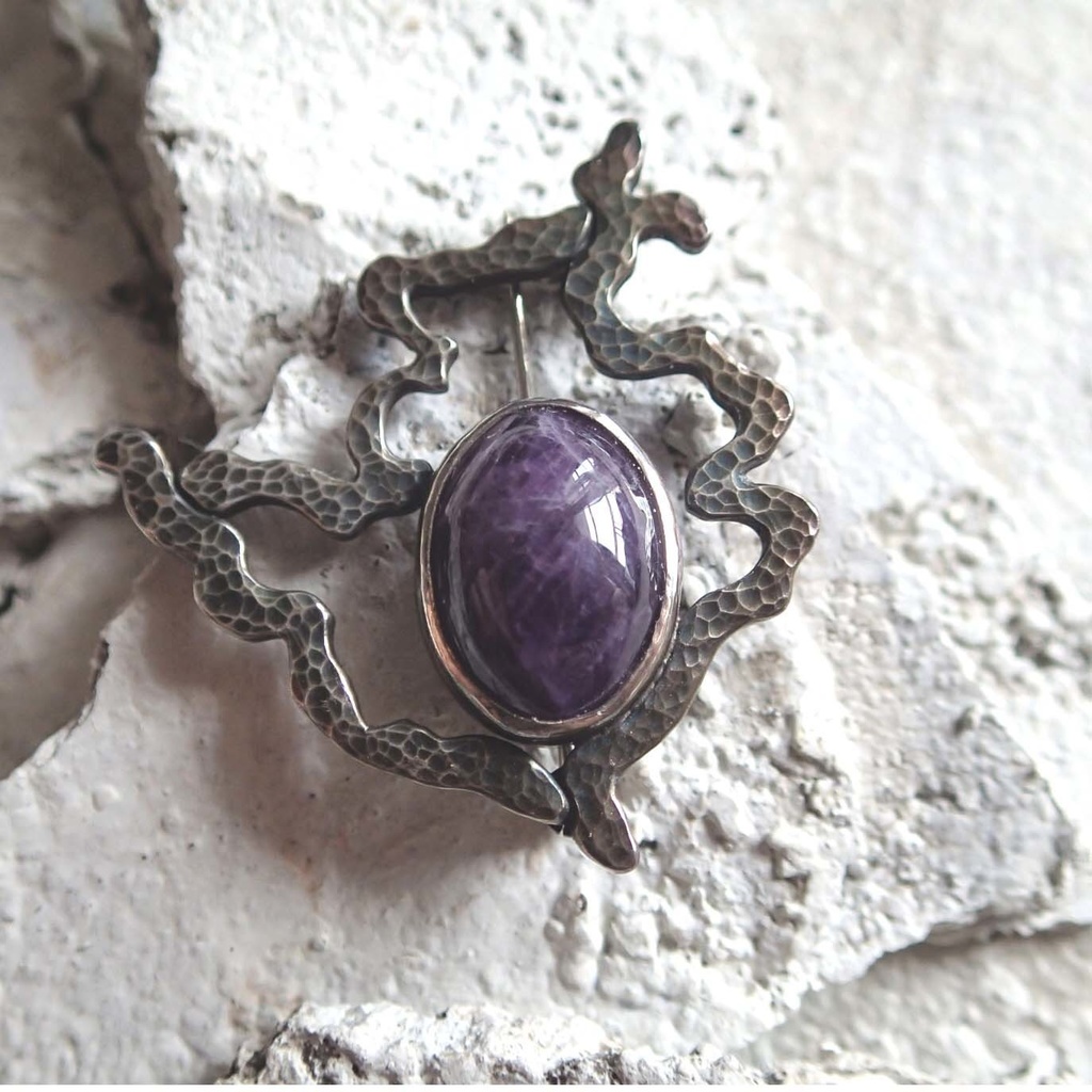 うごめき鎚目ブローチ アメジスト