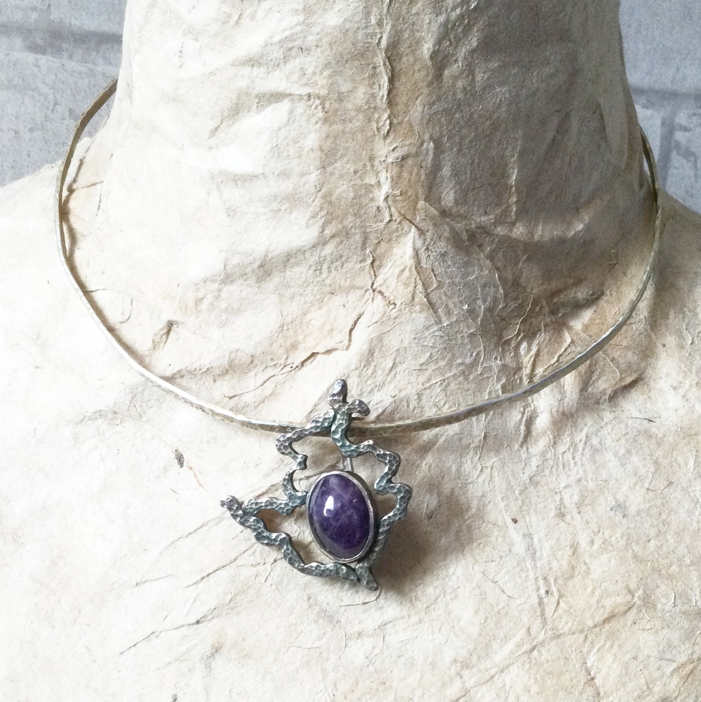 うごめき鎚目ブローチ アメジスト