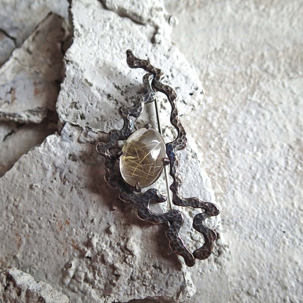 うごめき鎚目ブローチ ルチルクオーツ