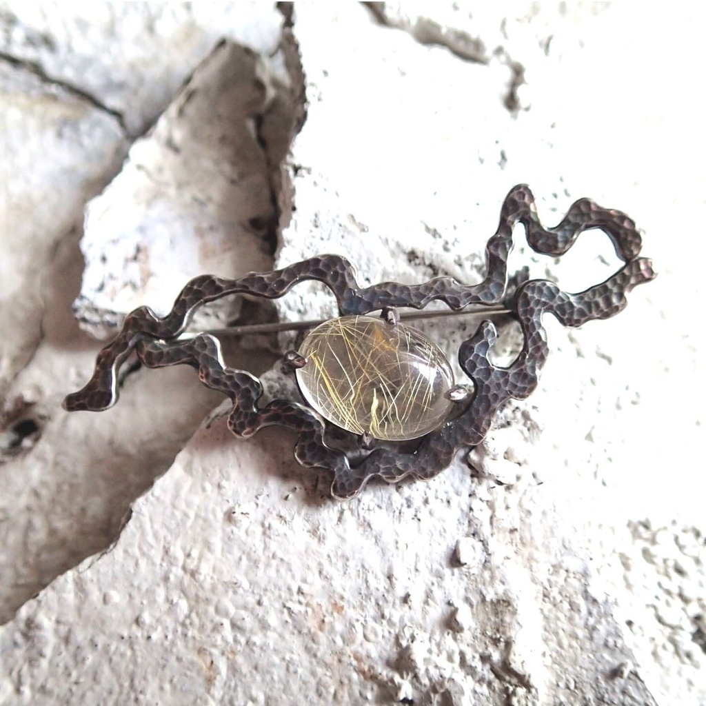 うごめき鎚目ブローチ ルチルクオーツ