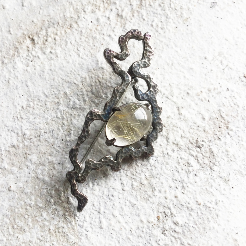 うごめき鎚目ブローチ ルチルクオーツ