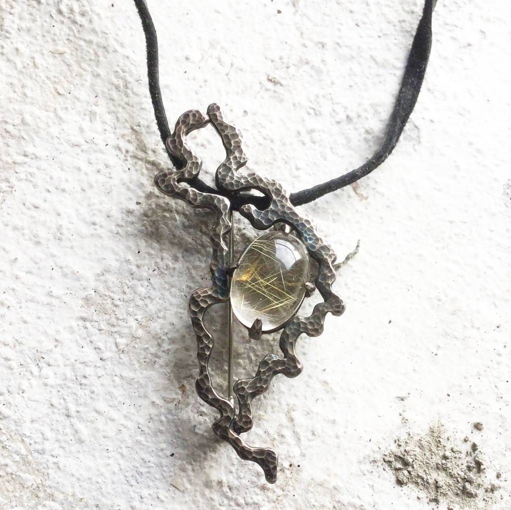 うごめき鎚目ブローチ ルチルクオーツ