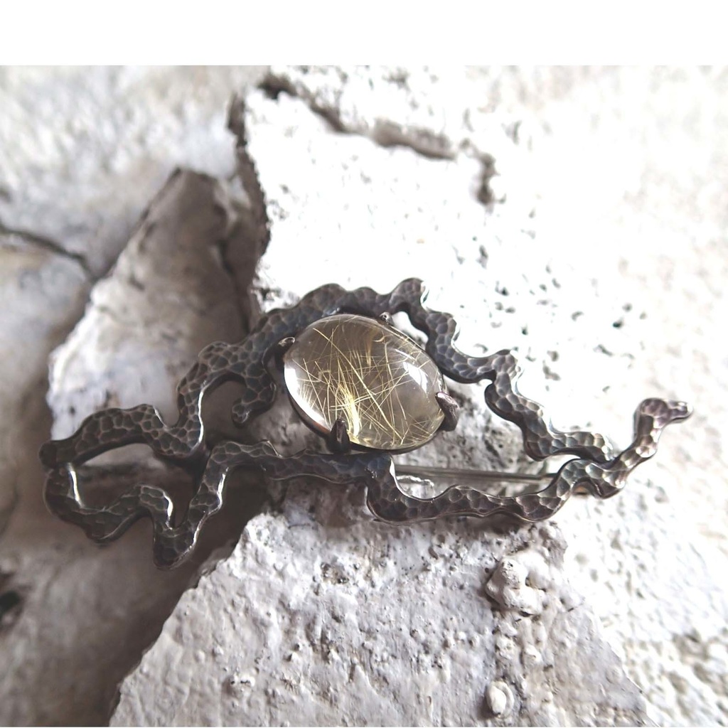 うごめき鎚目ブローチ ルチルクオーツ