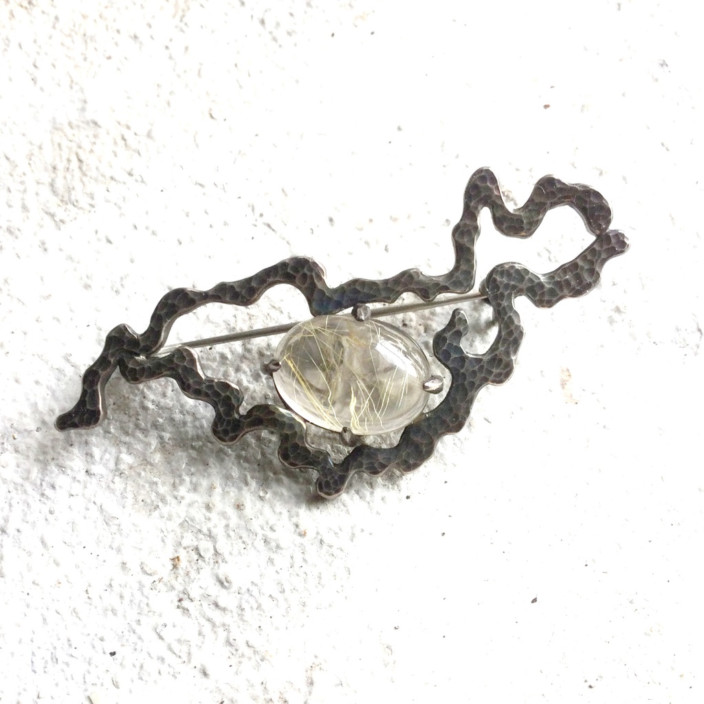 うごめき鎚目ブローチ ルチルクオーツ