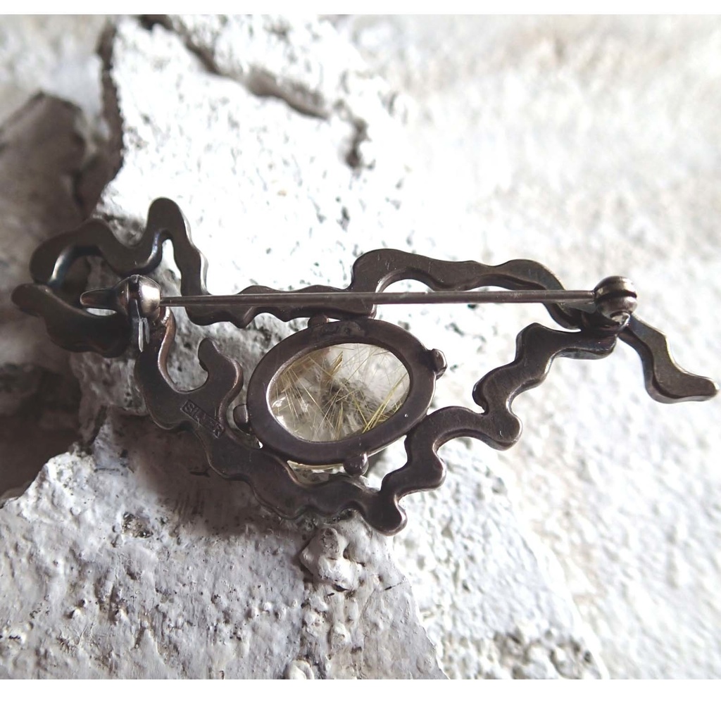 うごめき鎚目ブローチ ルチルクオーツ