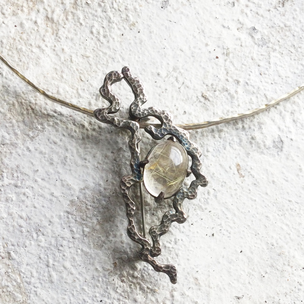 うごめき鎚目ブローチ ルチルクオーツ