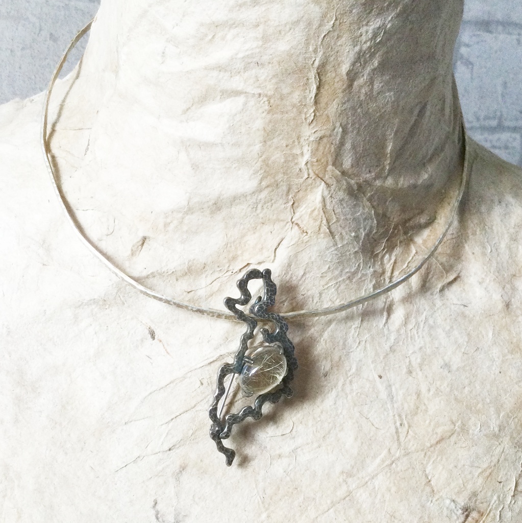 うごめき鎚目ブローチ ルチルクオーツ