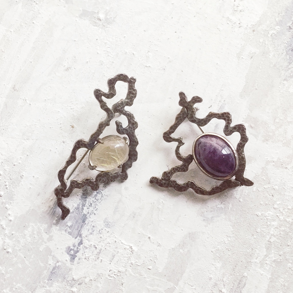 うごめき鎚目ブローチ ルチルクオーツ