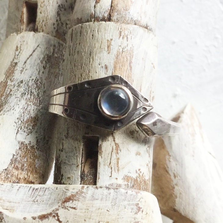 ヒシガタ リング ムーンストーン