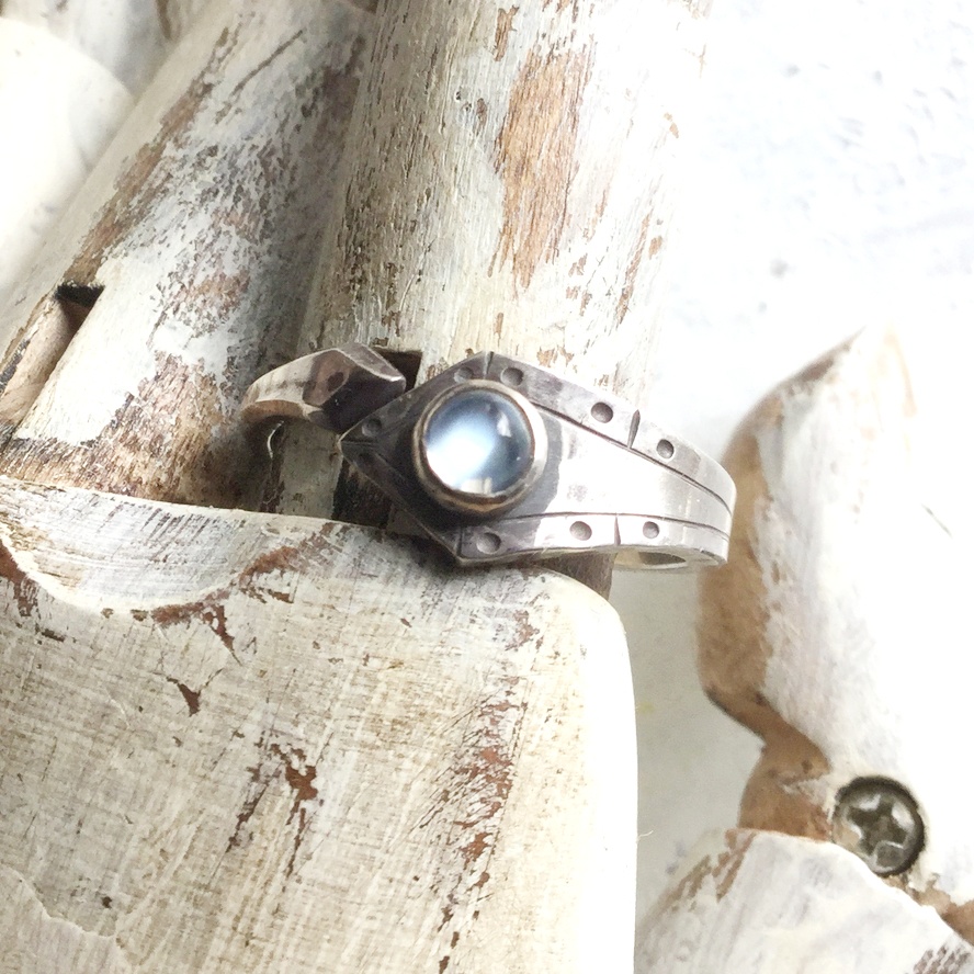 ヒシガタ リング ムーンストーン