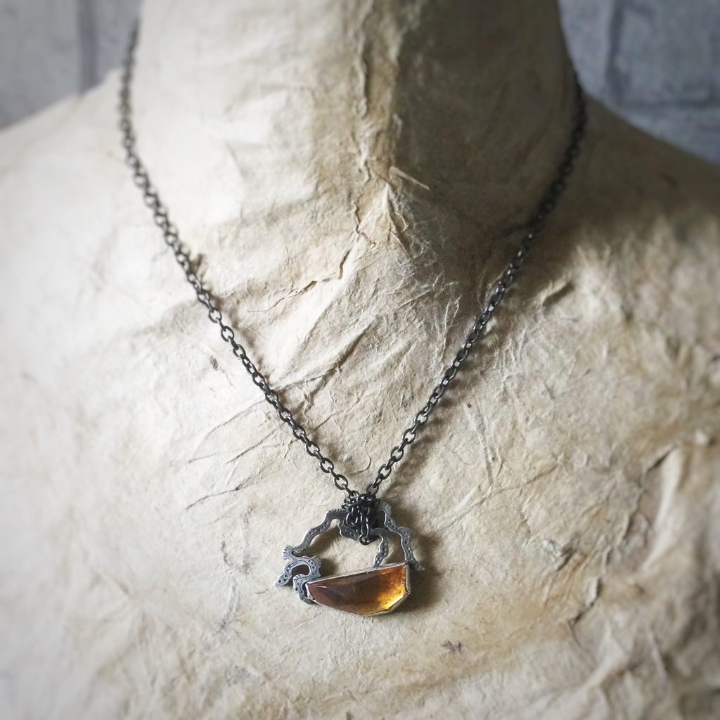 うごめき 琥珀ネックレス