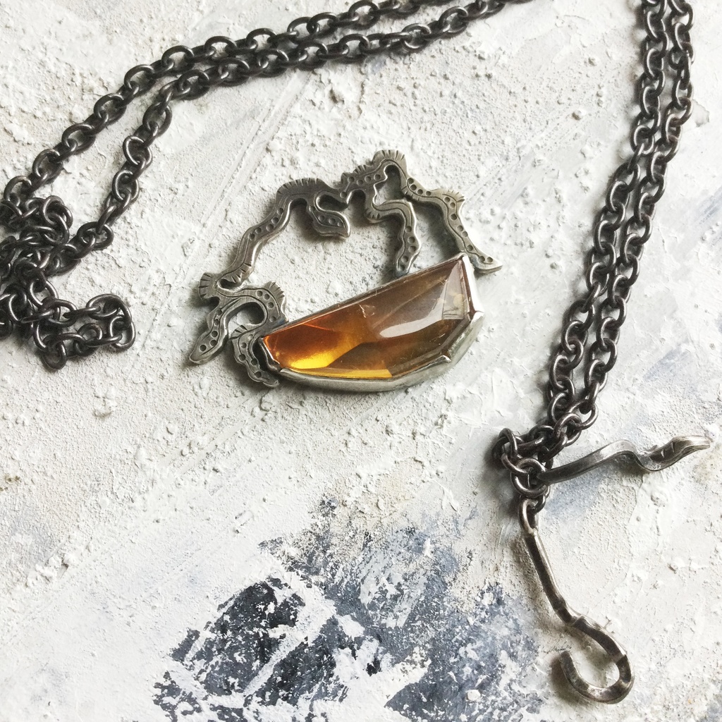 うごめき 琥珀ネックレス