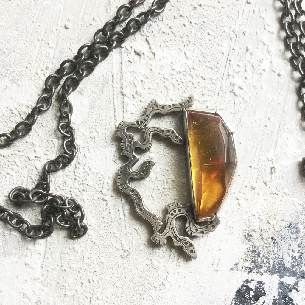 うごめき 琥珀ネックレス