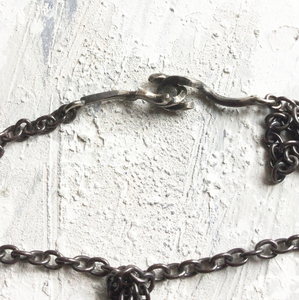 うごめき 琥珀ネックレス