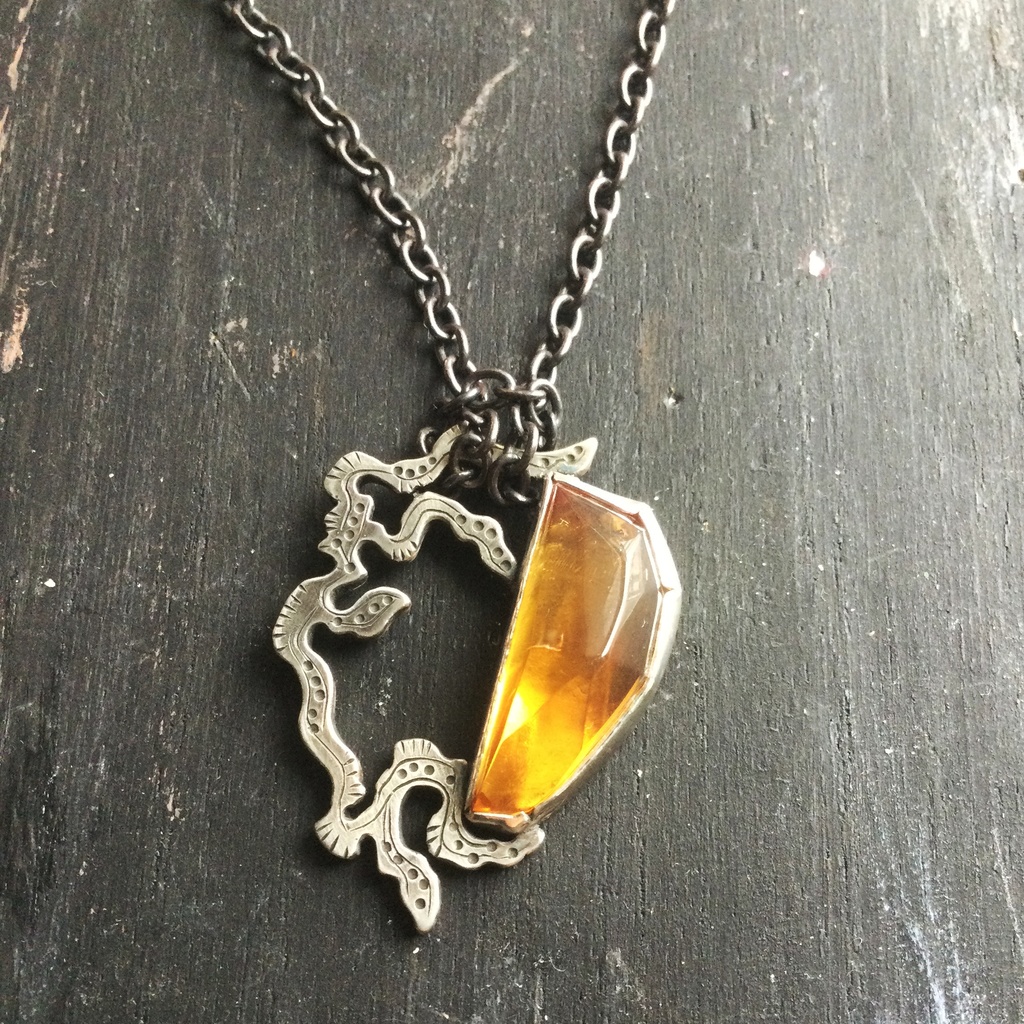 うごめき 琥珀ネックレス
