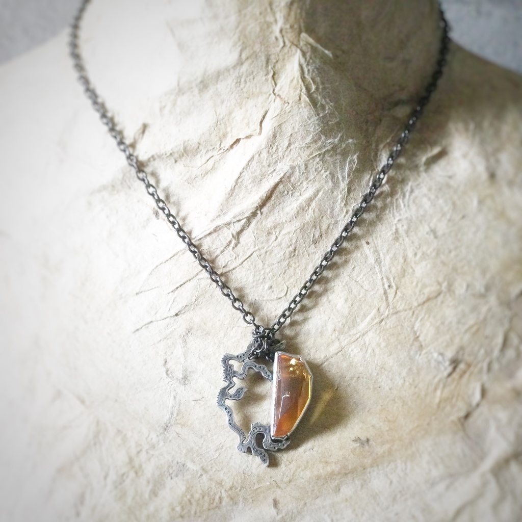 うごめき 琥珀ネックレス